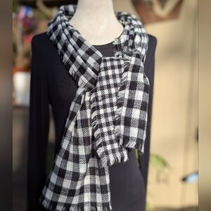 B&W Checkered Lightweight Scarf
